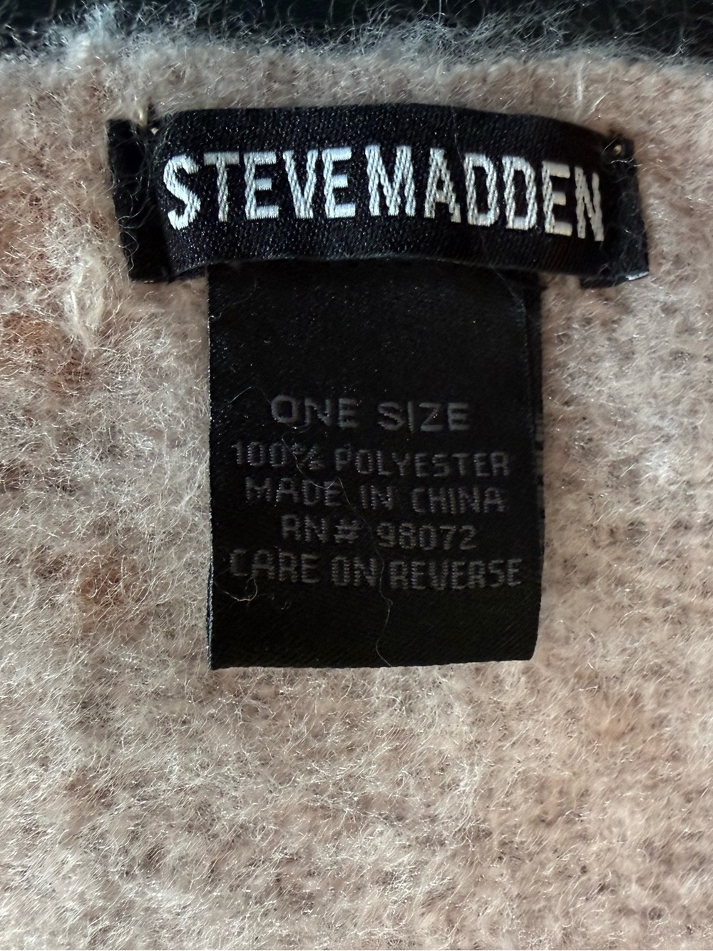 Steve Madden Cozy Knit Beanie & Colorblock Scarf Gift Set | NIB - Picture 7 of 8